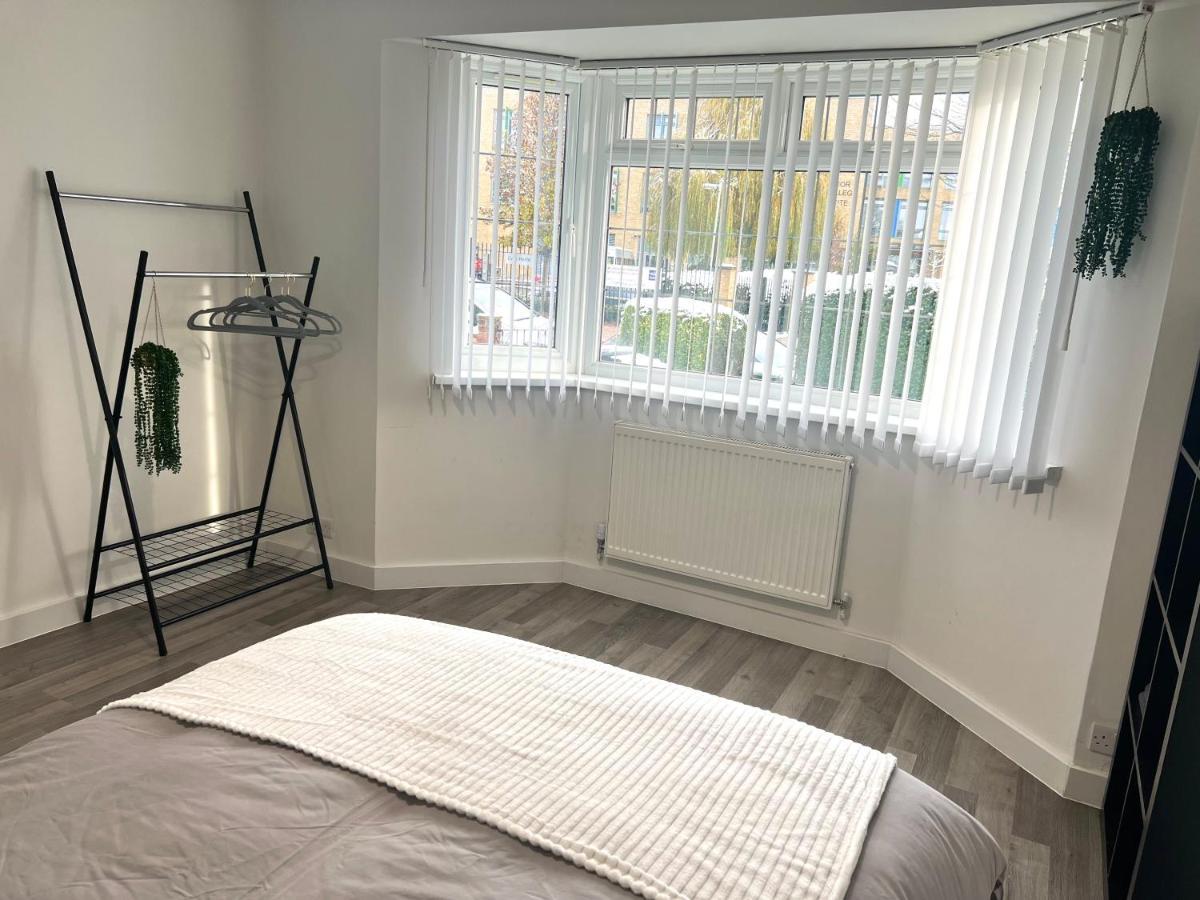 Modern Double Room With Fire Tv Λονδίνο Εξωτερικό φωτογραφία